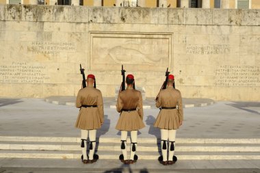 Cumhurbaşkanlığı muhafızları Atina'da Meçhul asker Mezarı önünde nöbet bir tören değişikliği gerçekleştirmek, Yunanistan Ağustos'ta 8, 2019