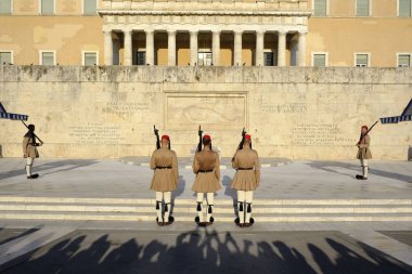 Cumhurbaşkanlığı muhafızları Atina'da Meçhul asker Mezarı önünde nöbet bir tören değişikliği gerçekleştirmek, Yunanistan Ağustos'ta 8, 2019