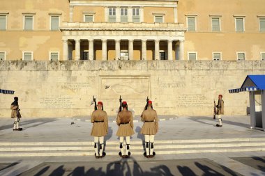 Cumhurbaşkanlığı muhafızları Atina'da Meçhul asker Mezarı önünde nöbet bir tören değişikliği gerçekleştirmek, Yunanistan Ağustos'ta 8, 2019