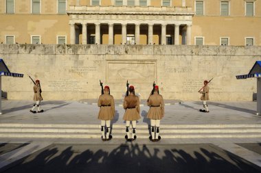 Cumhurbaşkanlığı muhafızları Atina'da Meçhul asker Mezarı önünde nöbet bir tören değişikliği gerçekleştirmek, Yunanistan Ağustos'ta 8, 2019