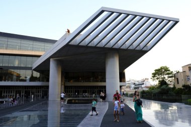 Turistler Atina'daki Akropolis müzesini ziyaret etti, Yunanistan 23 Ağustos 2019