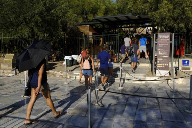 Turistler Atina'daki Akropolis tepesini ziyaret, Yunanistan 9 Ağustos 2019