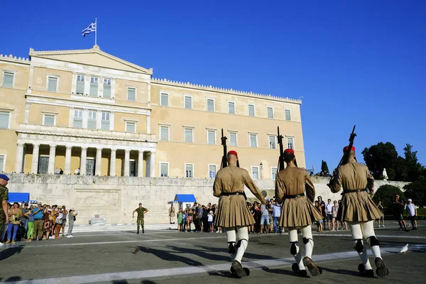 2019년 그리스 아테네에서 대통령 경비대가 군인의 앞에서 경비를 변경하고 — 스톡 사진