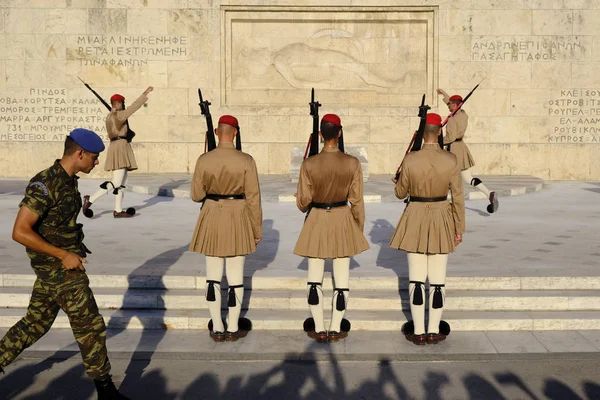 Cumhurbaşkanlığı Muhafızları Atina Meçhul Asker Mezarı Önünde Nöbet Bir Tören — Stok fotoğraf