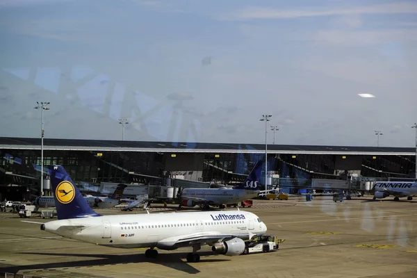 Airplane Lufthansa Airlines Selskab Sidder Asfalt Bruxelles Belgien Aug 2019 - Stock-foto
