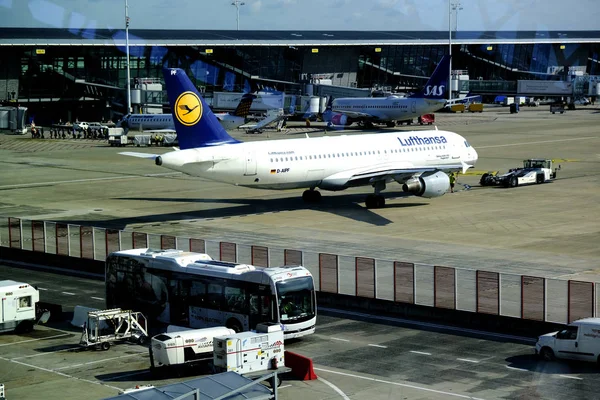 Egy Repülőgép Lufthansa Airlines Cég Aszfalton Brüsszelben Belgiumban Augusztus 2019 — Stock Fotó