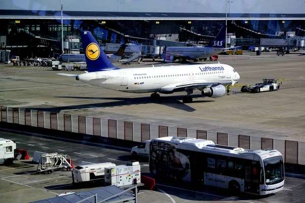 Airplane Lufthansa Airlines Selskab Sidder Asfalt Bruxelles Belgien Aug 2019 - Stock-foto