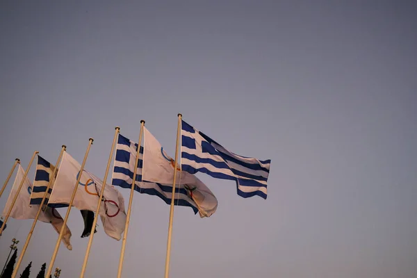 2019년 23일 그리스 아테네의 파나테나틱 스타디움 밖에서 그리스 국기와 올림픽 — 스톡 사진