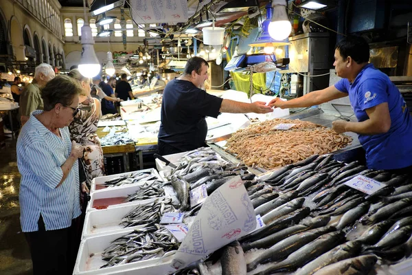 Spotřebitelé Prodejci Rybím Trhu Athénách Řecku Srpen 2019 — Stock fotografie
