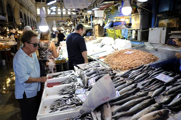 Consumidores Vendedores Mercado Pescado Atenas Grecia Agosto 2019 —  Fotos de Stock