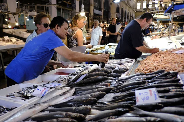 Consumatori Venditori Mercato Del Pesce Atene Grecia Agosto 2019 — Foto Stock