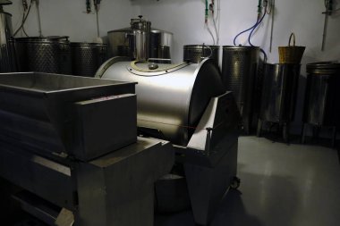 Yunanistan'ın Serifos Adası'nda şarap fermantasyonu için tanklı modern şarap fabrikası 13 Ağustos 2019