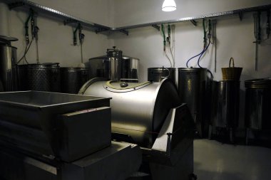 Yunanistan'ın Serifos Adası'nda şarap fermantasyonu için tanklı modern şarap fabrikası 13 Ağustos 2019
