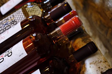 Serifos Adası'nda Chrysoloras Şaraphane bir şarap mahzeninde şarap şişeleri Satır, Yunanistan Ağustos'ta 13, 201