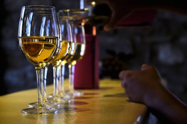 Serifos Adası'nda Chrysoloras Şaraphane şarap kadehine şişeden şarap döken bir şarap garsonu, Yunanistan Ağustos'ta 18, 2019