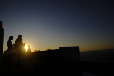 Yunanistan'ın Serifos Adası'nda gün batımında insanlar bir bağda şarap içiyor18 Ağustos 2019