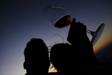 Yunanistan'ın Serifos Adası'nda gün batımında insanlar bir bağda şarap içiyor18 Ağustos 2019