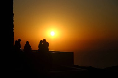 İnsanlar Serifos Adası'nda gün batımının tadını çıkarın, Yunanistan Ağustos'ta 13, 201
