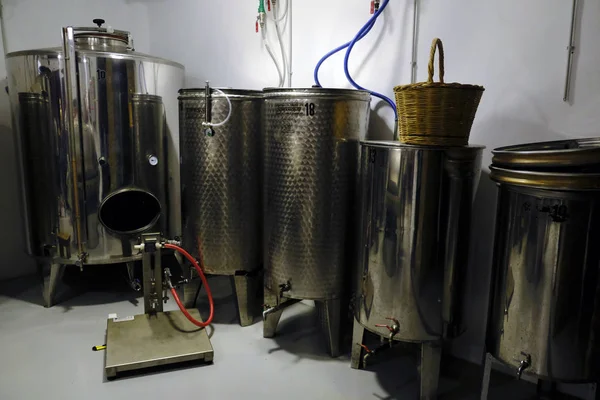 Moderna Fábrica Vinos Con Tanques Para Fermentación Del Vino Isla —  Fotos de Stock