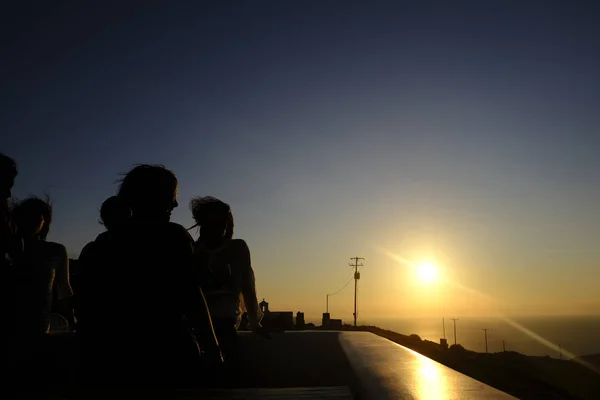 Menschen Genießen Den Sonnenuntergang Auf Der Griechischen Insel Serifos August — Stockfoto