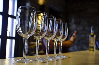 Serifos Adası'nda Chrysoloras Şaraphane şarap kadehine şişeden şarap döken bir şarap garsonu, Yunanistan Ağustos'ta 18, 2019