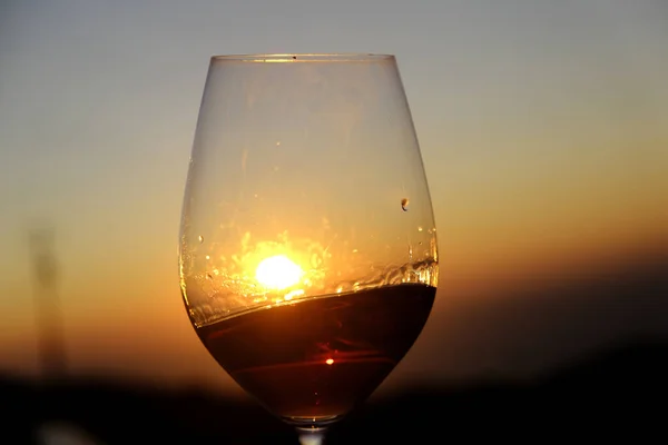Lidé Pijí Víno Vinici Při Západu Slunce Ostrově Serifos Řecku — Stock fotografie