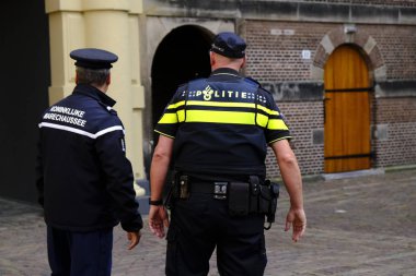 Hollandalı bir polis memuru 3 Ağustos 2019 tarihinde Lahey, Hollanda'da Başbakanlık ofisi dışında alan güvenli.