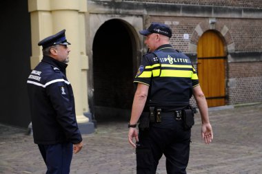 Hollandalı bir polis memuru 3 Ağustos 2019 tarihinde Lahey, Hollanda'da Başbakanlık ofisi dışında alan güvenli.