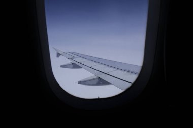 Aegean Airlines'ın uçağı, 6 Ağustos 2019'da Belçika'nın Zaventem kentinde bir uçağın penceresinden görüldüğü gibi bulutların üzerinde uçuyor.