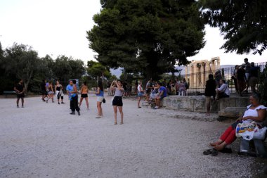 İnsanlar Atina'da Olympian Zeus Tapınağı arkeolojik sitesinde fotoğraf çekmek, Yunanistan Ağustos'ta 23, 2019