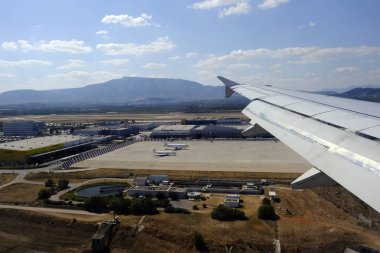 Uçaklar Atina Uluslararası Havaalanı'nda asfalt üzerinde oturup, Atina, Yunanistan Ağustos 6, 2019