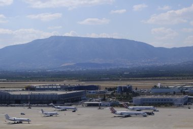 Uçaklar Atina Uluslararası Havaalanı'nda asfalt üzerinde oturup, Atina, Yunanistan Ağustos 6, 2019