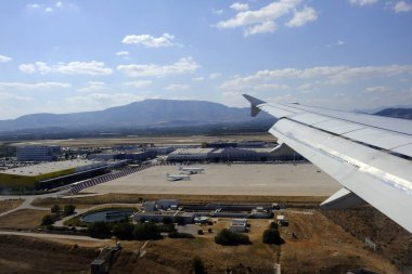 Uçaklar Atina Uluslararası Havaalanı'nda asfalt üzerinde oturup, Atina, Yunanistan Ağustos 6, 2019