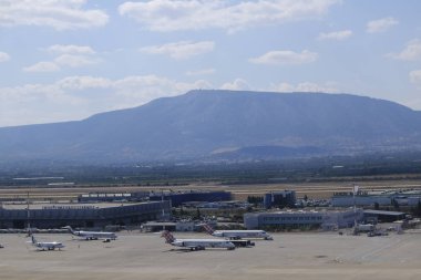 Uçaklar Atina Uluslararası Havaalanı'nda asfalt üzerinde oturup, Atina, Yunanistan Ağustos 6, 2019