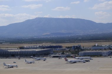 Uçaklar Atina Uluslararası Havaalanı'nda asfalt üzerinde oturup, Atina, Yunanistan Ağustos 6, 2019