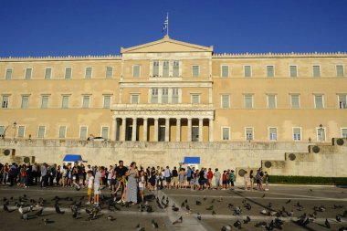 İnsanlar Atina'da sıcak bir gün boyunca Yunan Parlamentosu önünde yürümek, Ağustos Yunanistan 7, 2019
