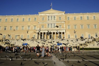 İnsanlar Atina'da sıcak bir gün boyunca Yunan Parlamentosu önünde yürümek, Ağustos Yunanistan 7, 2019