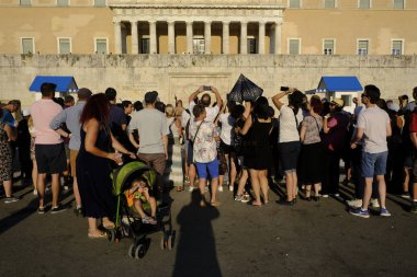 İnsanlar Atina'da sıcak bir gün boyunca Yunan Parlamentosu önünde yürümek, Ağustos Yunanistan 7, 2019