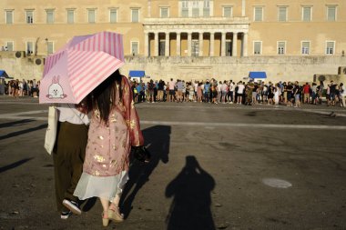 İnsanlar Atina'da sıcak bir gün boyunca Yunan Parlamentosu önünde yürümek, Ağustos Yunanistan 7, 2019