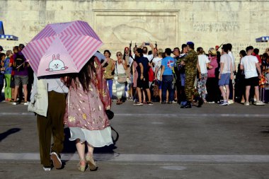 İnsanlar Atina'da sıcak bir gün boyunca Yunan Parlamentosu önünde yürümek, Ağustos Yunanistan 7, 2019