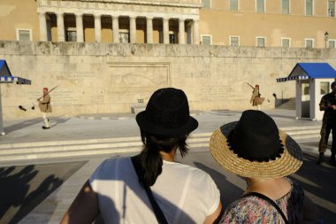 İnsanlar Atina'da sıcak bir gün boyunca Yunan Parlamentosu önünde yürümek, Ağustos Yunanistan 7, 2019