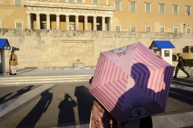 İnsanlar Atina'da sıcak bir gün boyunca Yunan Parlamentosu önünde yürümek, Ağustos Yunanistan 7, 2019