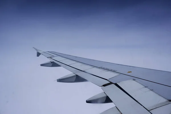 2019년 벨기에 자벤템의 비행기 창문에서 회사의 비행기가 날아갑니다 — 스톡 사진