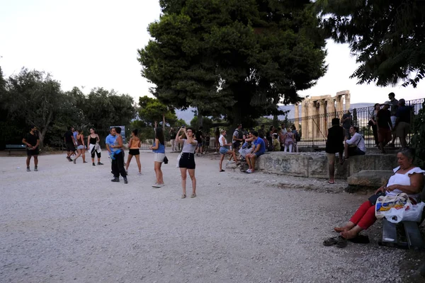 İnsanlar Atina'da Olympian Zeus Tapınağı arkeolojik sitesinde fotoğraf çekmek, Yunanistan Ağustos'ta 23, 2019