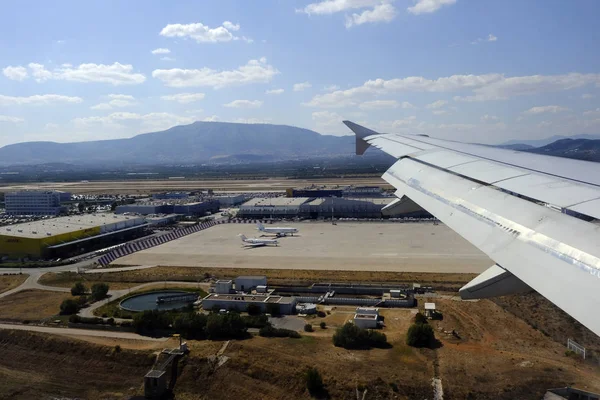 Uçaklar Atina Uluslararası Havaalanı'nda asfalt üzerinde oturup, Atina, Yunanistan Ağustos 6, 2019