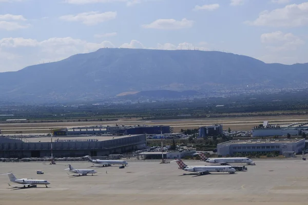 Uçaklar Atina Uluslararası Havaalanı'nda asfalt üzerinde oturup, Atina, Yunanistan Ağustos 6, 2019