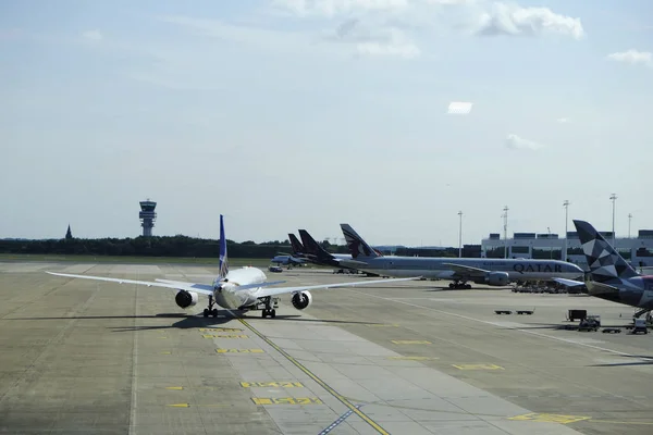 Repülők Ülnek Aszfalton Brüsszeli Repülőtéren Zaventem Belgium Augusztus 2019 — Stock Fotó