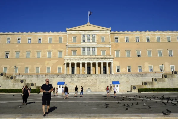 Gente Camina Frente Parlamento Griego Durante Día Caluroso Atenas Grecia — Foto de Stock