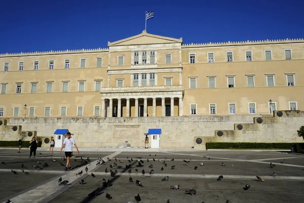 İnsanlar Atina'da sıcak bir gün boyunca Yunan Parlamentosu önünde yürümek, Ağustos Yunanistan 7, 2019