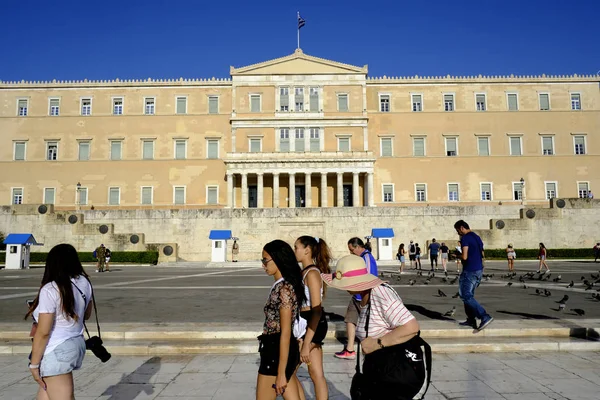 İnsanlar Atina'da sıcak bir gün boyunca Yunan Parlamentosu önünde yürümek, Ağustos Yunanistan 7, 2019